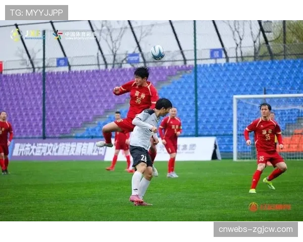 雨中激战，佛罗伦萨球迷高歌助威，主场气氛热烈